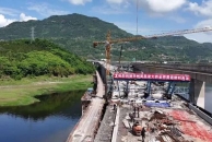 凤凰梁大桥成功合龙 预计下月完成施工