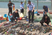 开州官方严厉打击非法捕捞！800余件钓具被销毁